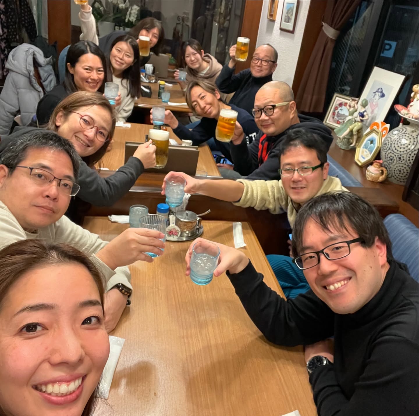 10人、ビールの画像のようです