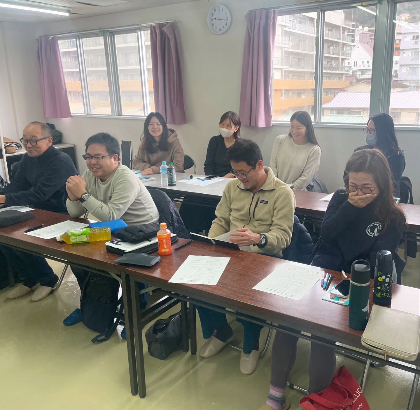 8人、勉強している人、テーブルの画像のようです