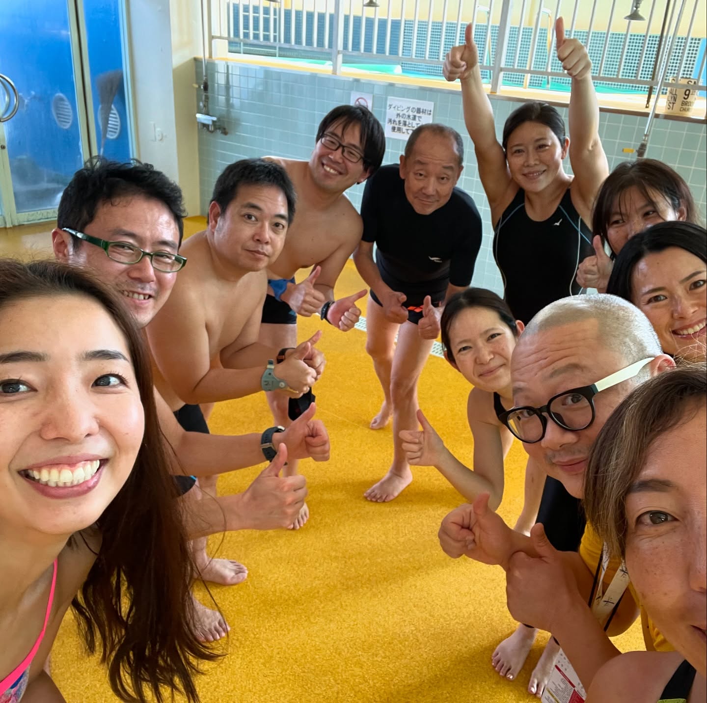 7人、泳いでいる人、プールの画像のようです