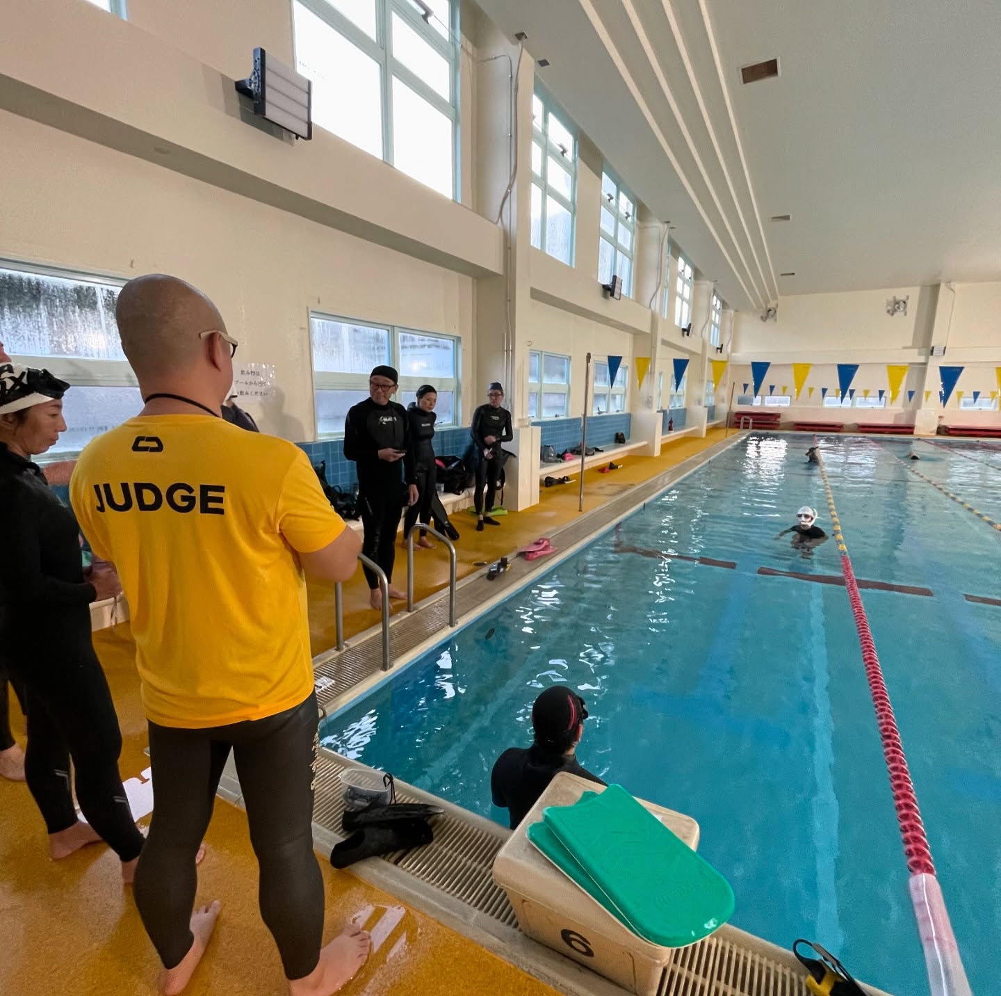 6人、泳いでいる人、プールの画像のようです