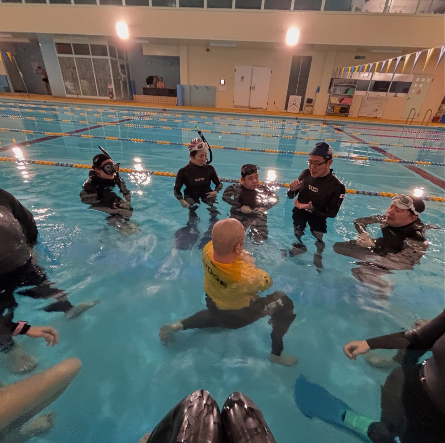 9人、泳いでいる人、プールの画像のようです